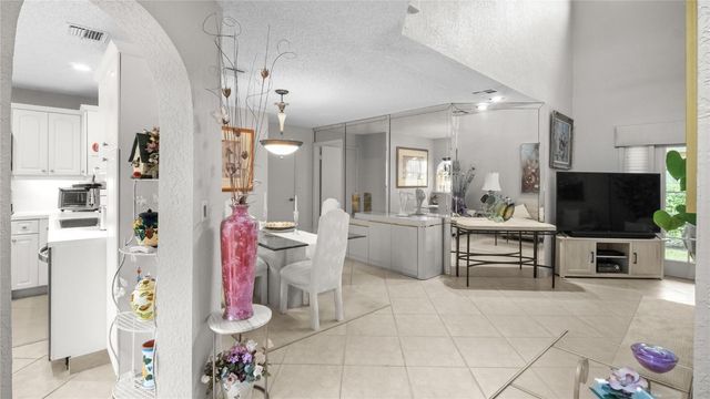 11431 Lakeview Drive 5-C, Coral Springs, FL 33071