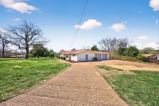 448 Walton Ferry Rd, Hendersonville, TN 37075