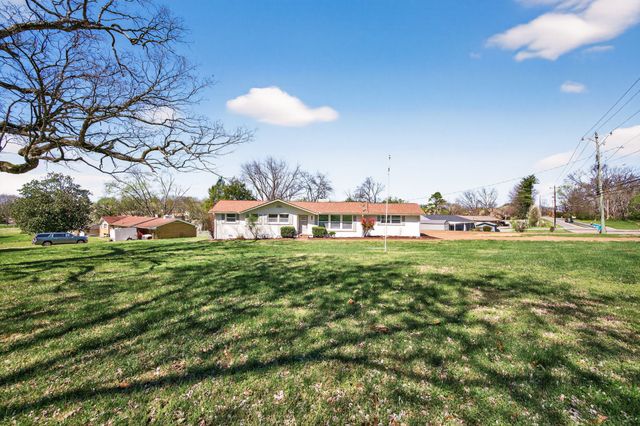 448 Walton Ferry Rd, Hendersonville, TN 37075