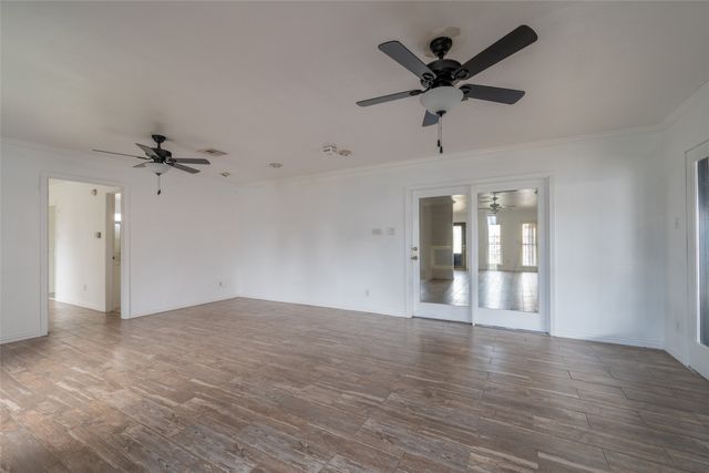 913 Foley Avenue, Iowa Park, TX 76367