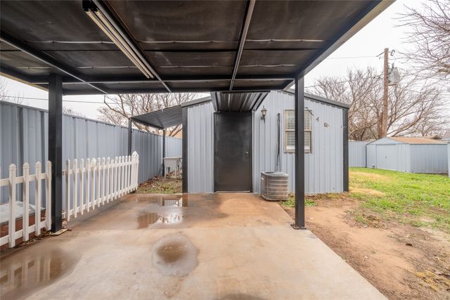 913 Foley Avenue, Iowa Park, TX 76367