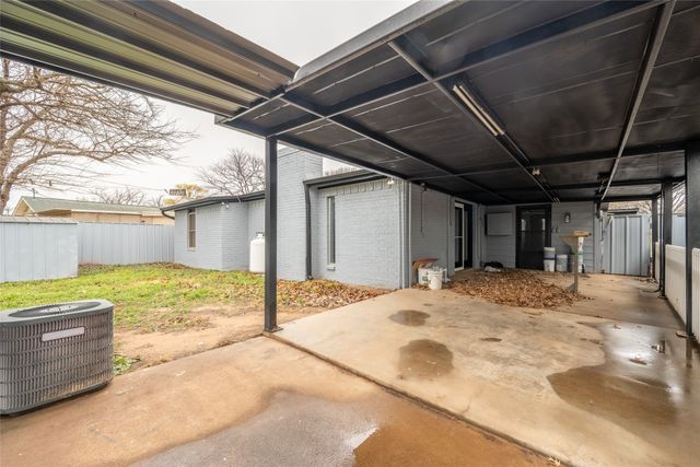 913 Foley Avenue, Iowa Park, TX 76367