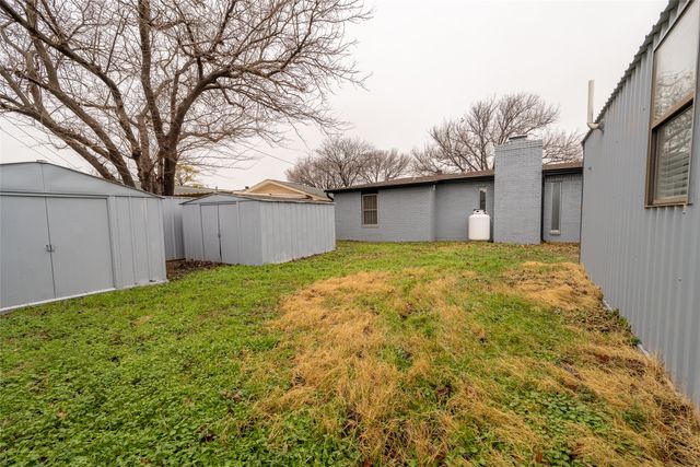 913 Foley Avenue, Iowa Park, TX 76367