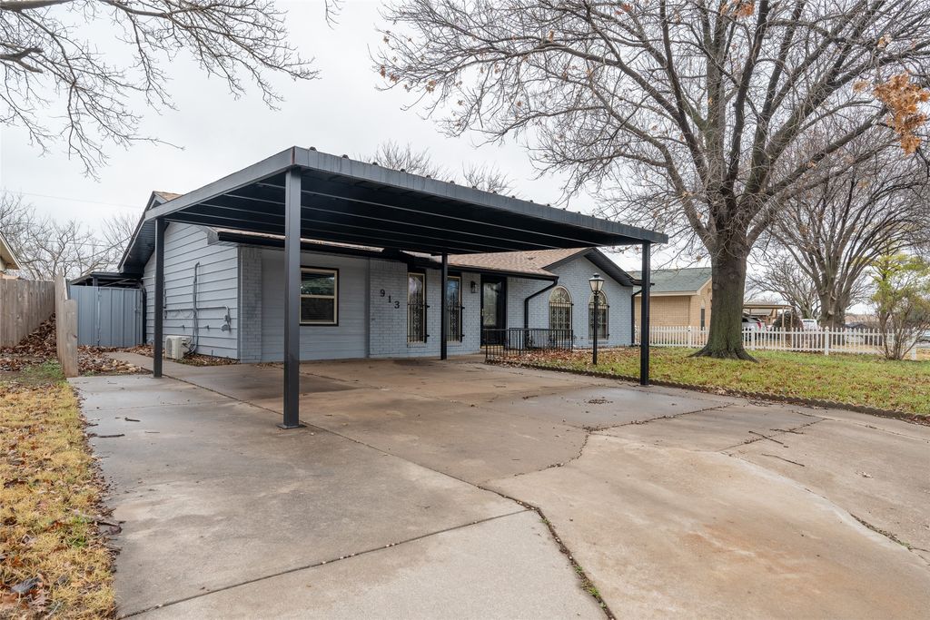 913 Foley Avenue, Iowa Park, TX 76367