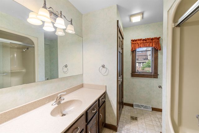 748 S 5th St, Salina, KS 67401