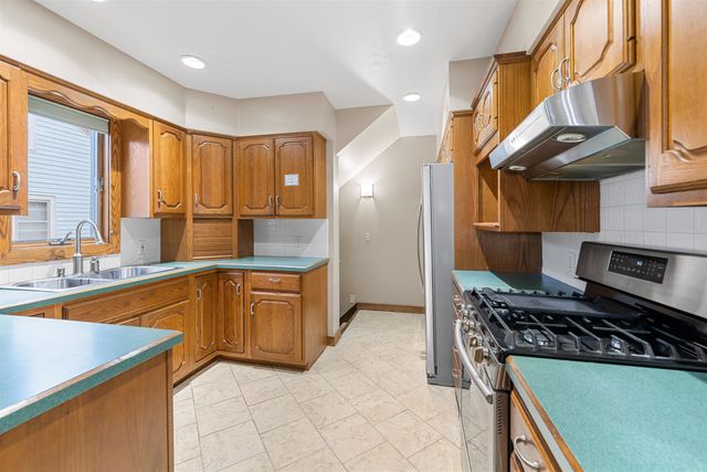 748 S 5th St, Salina, KS 67401