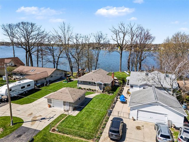 3504 Loon Lake Court, Fenton Charter Township, MI 48451