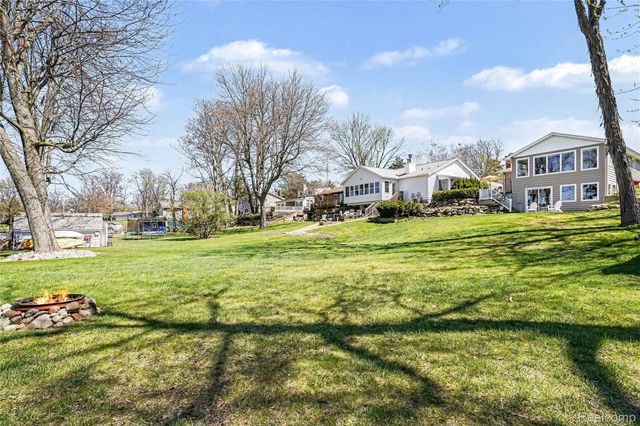 3504 Loon Lake Court, Fenton Charter Township, MI 48451