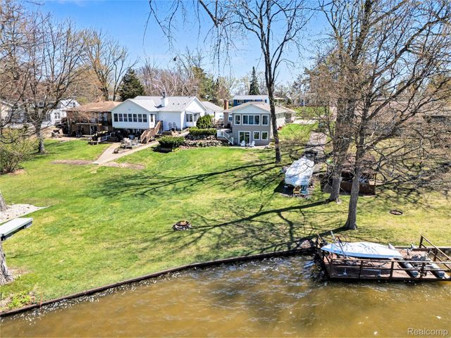 3504 Loon Lake Court, Fenton Charter Township, MI 48451