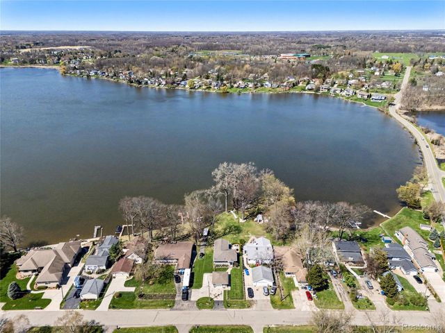 3504 Loon Lake Court, Fenton Charter Township, MI 48451