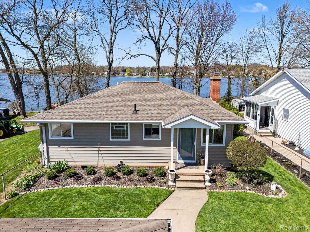 3504 Loon Lake Court, Fenton Charter Township, MI 48451