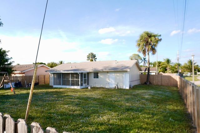 7800 SW 8th Ct, North Lauderdale, FL 33068