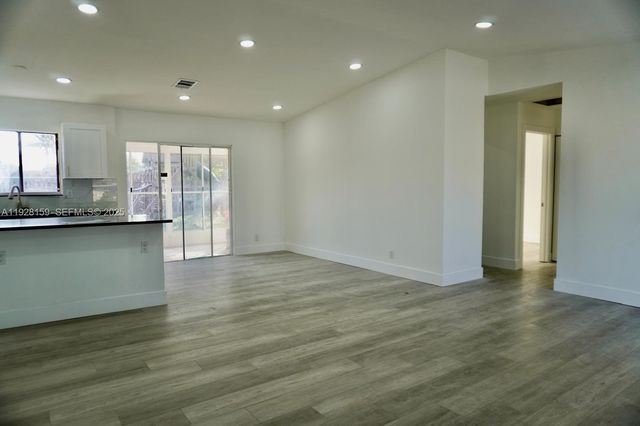 7800 SW 8th Ct, North Lauderdale, FL 33068