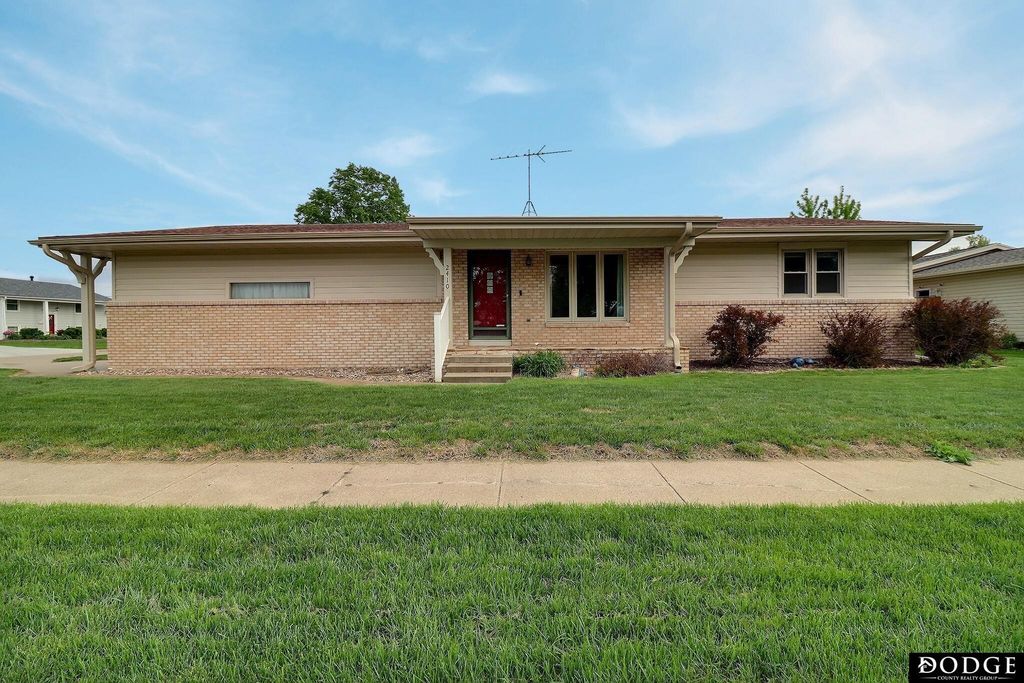 2410 E 1st Street, Fremont, NE 68025