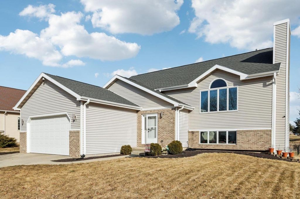 810 N Parkview Street, Cottage Grove, WI 53527