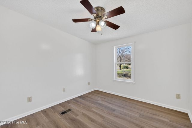 121 Woodcroft Lane, Rocky Point, NC 28457