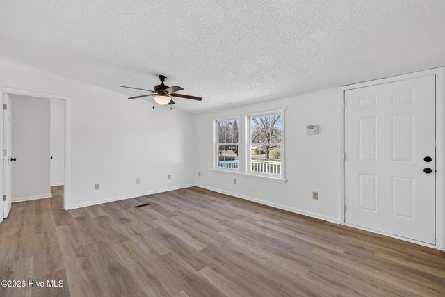 121 Woodcroft Lane, Rocky Point, NC 28457