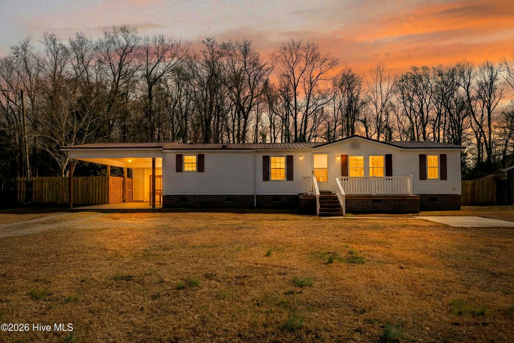 121 Woodcroft Lane, Rocky Point, NC 28457