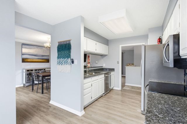 2316 HILLSHIRE DR, Columbia, MO 65203