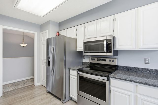 2316 HILLSHIRE DR, Columbia, MO 65203