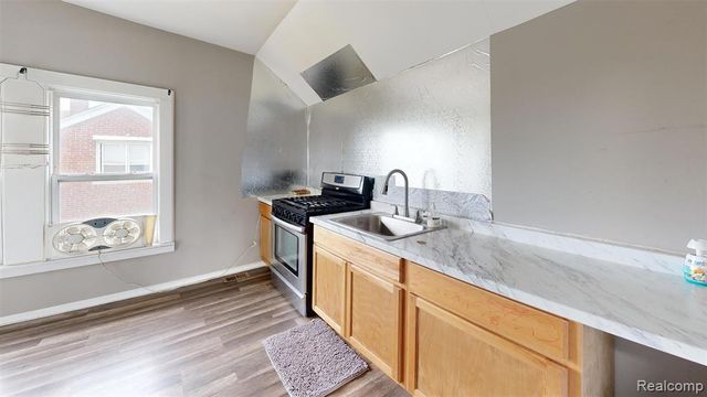 8070 Dale, Center Line, MI 48015
