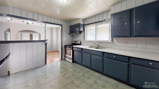 8070 Dale, Center Line, MI 48015