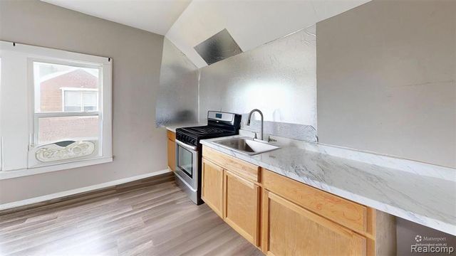 8070 Dale, Center Line, MI 48015