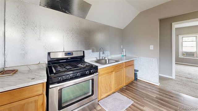 8070 Dale, Center Line, MI 48015