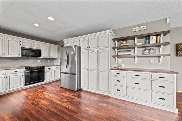 2389 NW Summerfield Drive, Lee's Summit, MO 64081