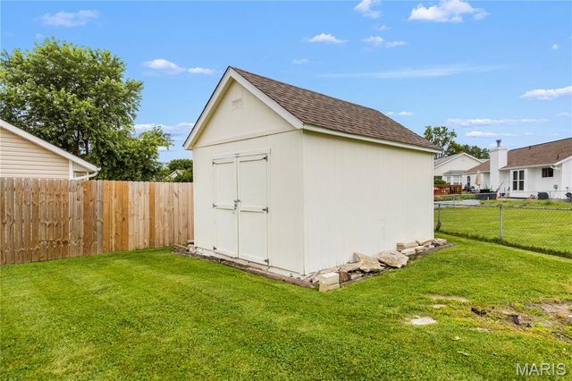 890 Cades Cove, Florissant, MO 63031