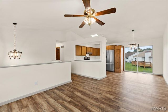 890 Cades Cove, Florissant, MO 63031