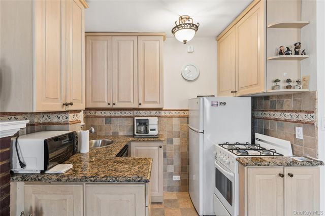 150 Burns Street 3F, Forest Hills, NY 11375