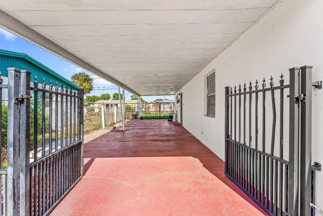 1040 W 1st Street, Riviera Beach, FL 33404