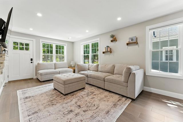 55 James St, Agawam, MA 01030