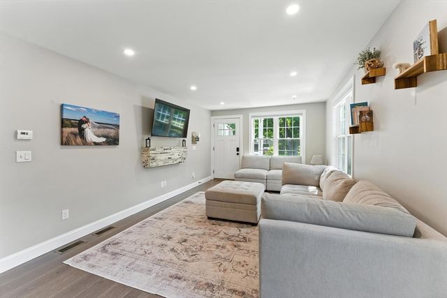 55 James St, Agawam, MA 01030