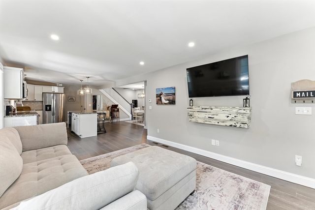 55 James St, Agawam, MA 01030