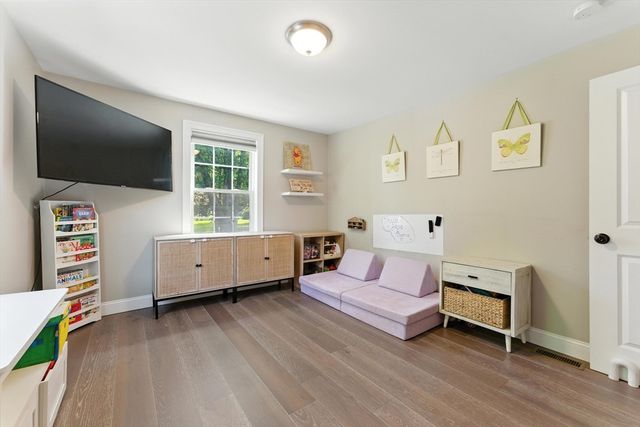 55 James St, Agawam, MA 01030