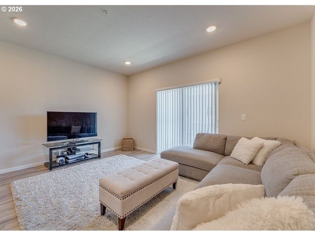 15690 Nw SNOWBUSH Ln, Portland, OR 97229