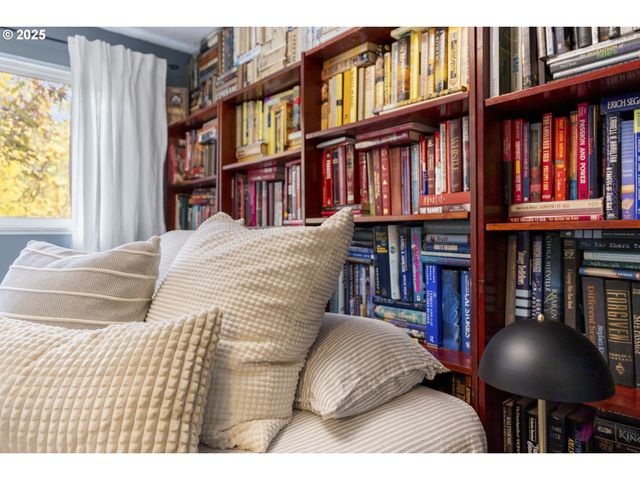 8805 Sw SNOOPY Ct, Portland, OR 97223