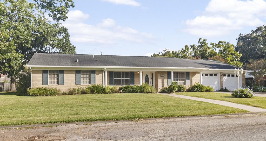 306 Ash Drive, Ganado, TX 77957