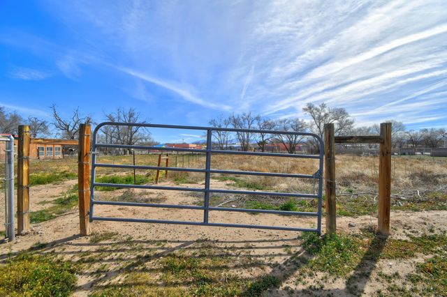 336 Los Lentes Road NE, Los Lunas, NM 87031