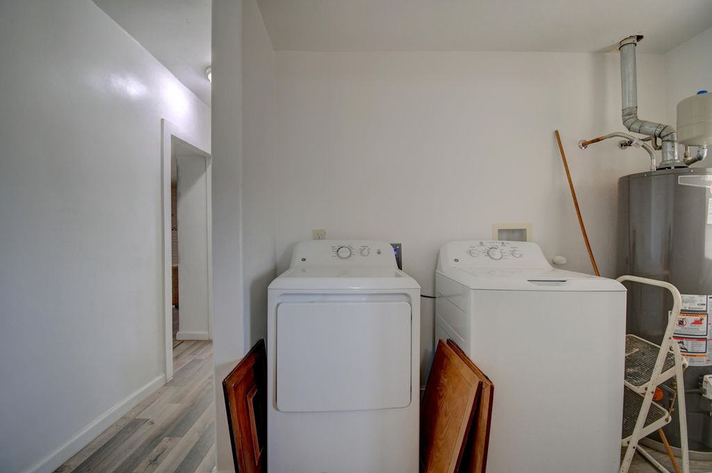 Image 11 of property listing at 336 Los Lentes Road NE, Los Lunas, NM 87031