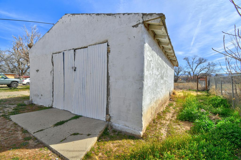 Image 14 of property listing at 336 Los Lentes Road NE, Los Lunas, NM 87031