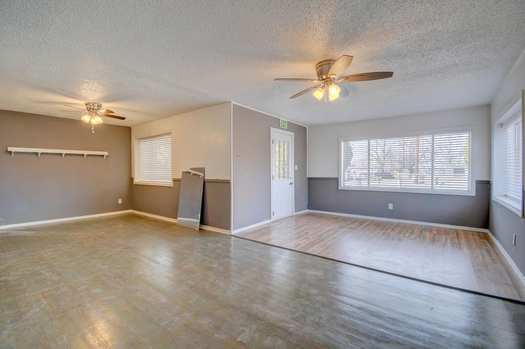 Image 4 of property listing at 336 Los Lentes Road NE, Los Lunas, NM 87031