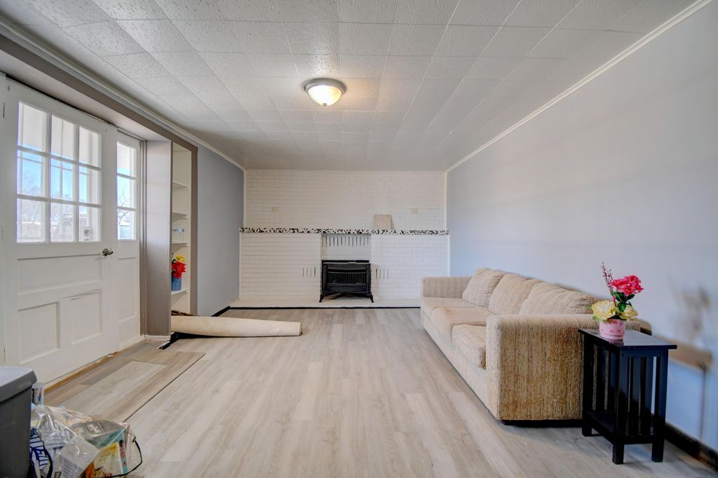 Image 5 of property listing at 336 Los Lentes Road NE, Los Lunas, NM 87031