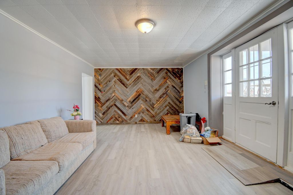 Image 6 of property listing at 336 Los Lentes Road NE, Los Lunas, NM 87031