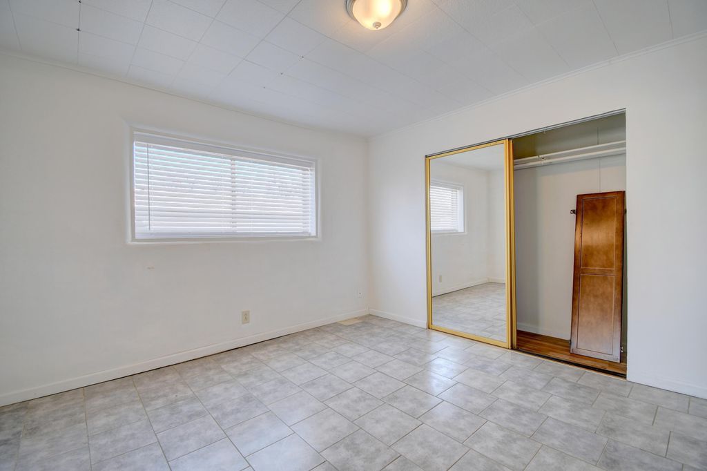 Image 8 of property listing at 336 Los Lentes Road NE, Los Lunas, NM 87031