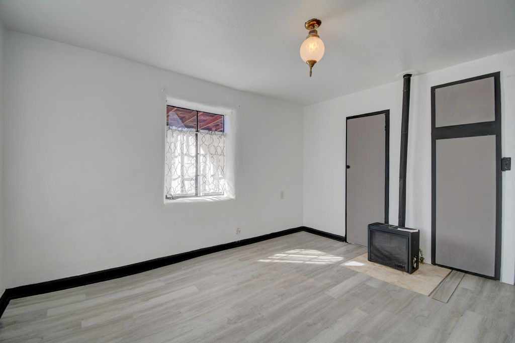 Image 9 of property listing at 336 Los Lentes Road NE, Los Lunas, NM 87031