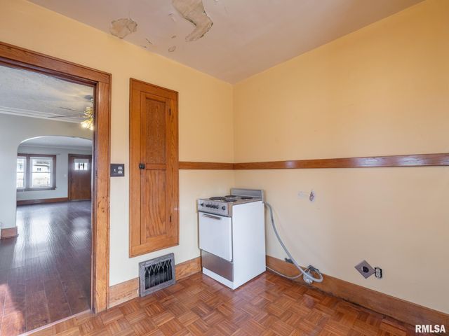 4110 W SOUTHPORT Road, Peoria, IL 61615