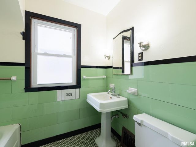 4110 W SOUTHPORT Road, Peoria, IL 61615